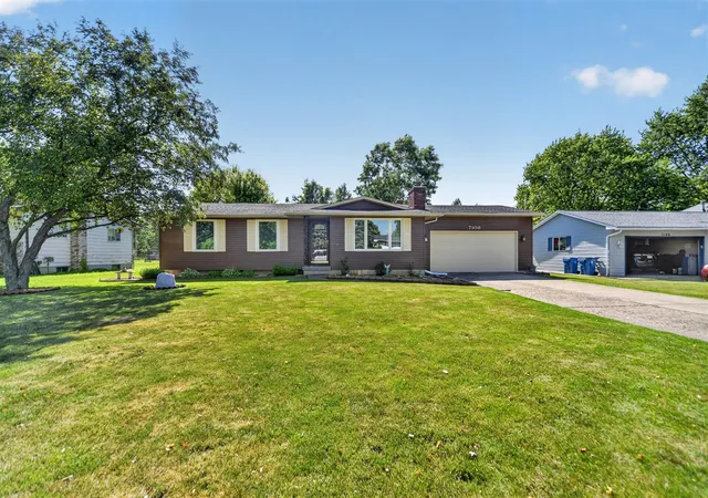 Homes for sale in Swartz Creek, MI | 7108 Fairgrove Dr, Swartz Creek, MI 48473 | MLS# 70539666