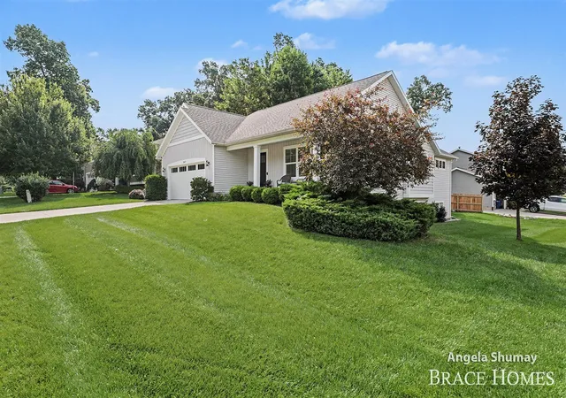 Photo 2 of Sale Pending at 2637 Stockwood Dr, Grand Rapids, MI 49505 | MLS# 70552086 | Listing updated on 2026-08-17