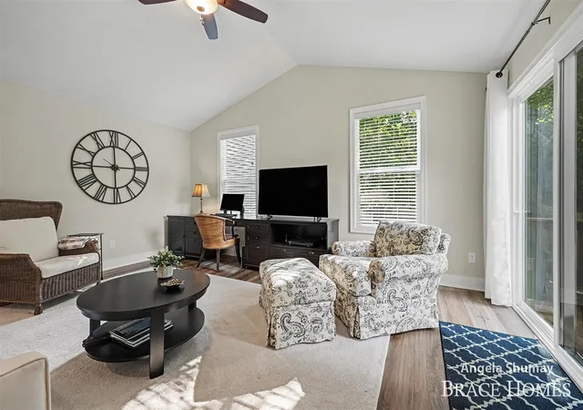 Photo 4 of Sale Pending at 2637 Stockwood Dr, Grand Rapids, MI 49505 | MLS# 70552086 | Listing updated on 2026-08-17