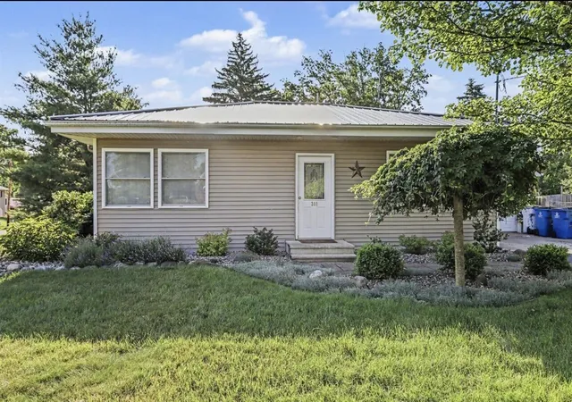 3rd image of 301 Pepperidge Ln, Battle Creek, MI 49015 | MLS# 70539105