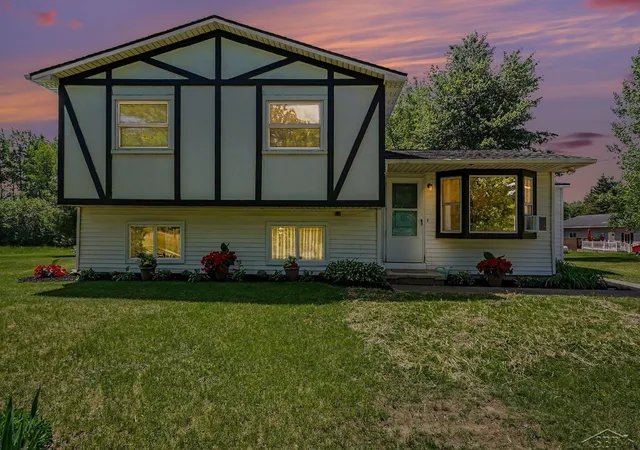 Homes for sale in Midland, MI | 2424 E Shaffer Rd, Midland, MI 48642 | MLS# 50211127