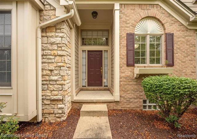 Listing Photo 4 - Condo for sale in building located at 16766 Lochmoor Cir, Northville, MI 48168