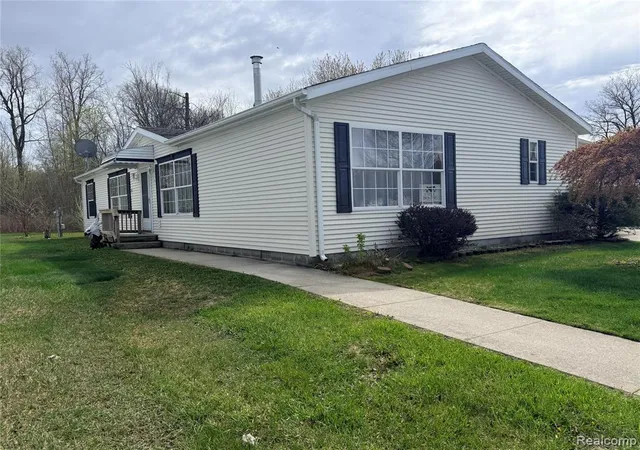 Homes for sale in Fort Gratiot, MI | 3211 Keewahdin Rd, Fort Gratiot, MI 48059 | MLS# 60989382