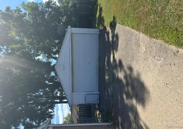 Photo 4 of Sale Pending at 24991 Joy Rd, Dearborn Heights, MI 48127 1386 | MLS# 61024485 | Listing updated on 2026-09-16