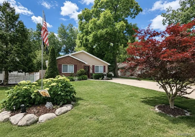 Homes for sale in Waterford, MI | 4097 Chenlot Ln, Waterford, MI 48328 | MLS# 61003935
