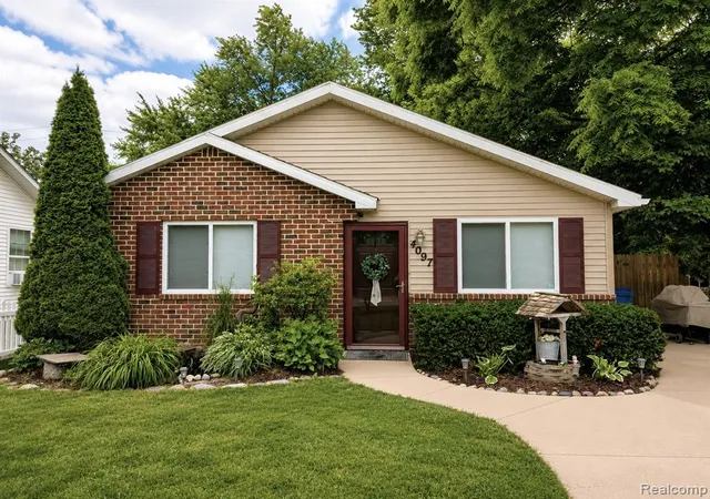 Homes for sale in Waterford, MI | 4097 Chenlot Ln, Waterford, MI 48328 | MLS# 61003935