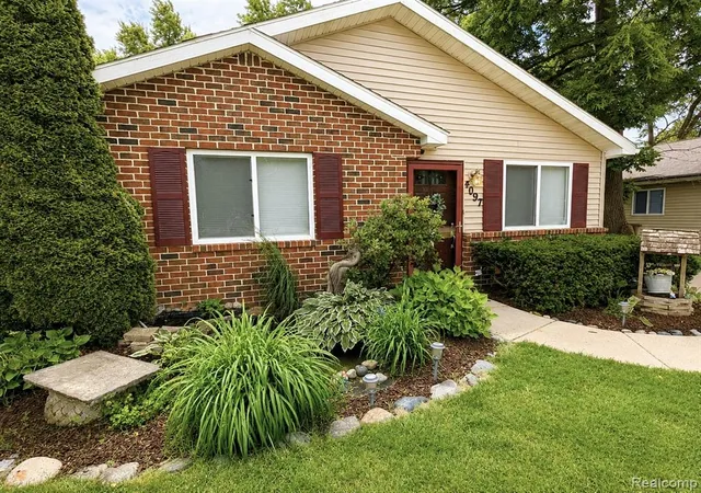 Homes for sale in Waterford, MI | 4097 Chenlot Ln, Waterford, MI 48328 | MLS# 61003935