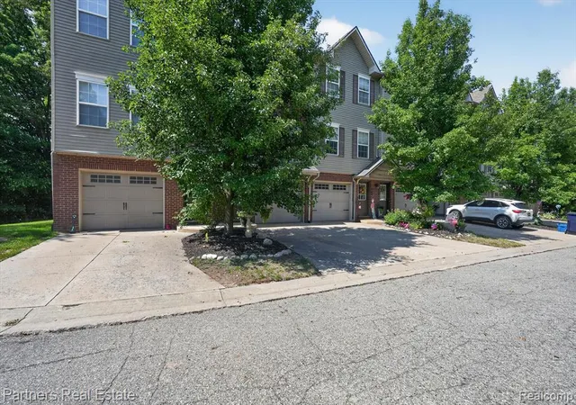 Homes for sale in Howell, MI | 1617 Red Hickory Ct, Howell, MI 48855 | MLS# 61009427