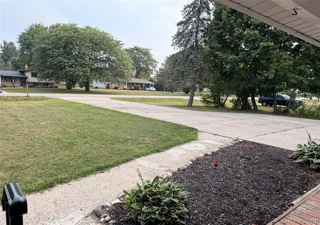Photo 2 of Single family home for sale at 5347 Mapletree Dr, Flint, MI 48532 | MLS# 61021244 | Listing updated on 2026-10-12