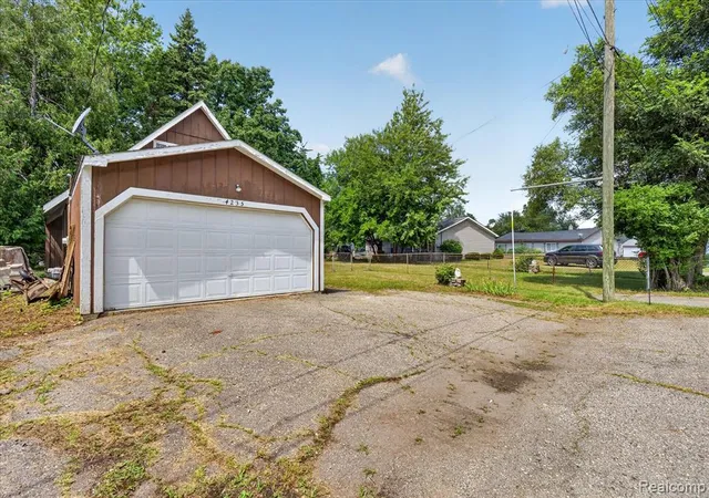 2nd image of 4235 Lake Grove Ct, White Lake, MI 48383 | MLS# 61020422