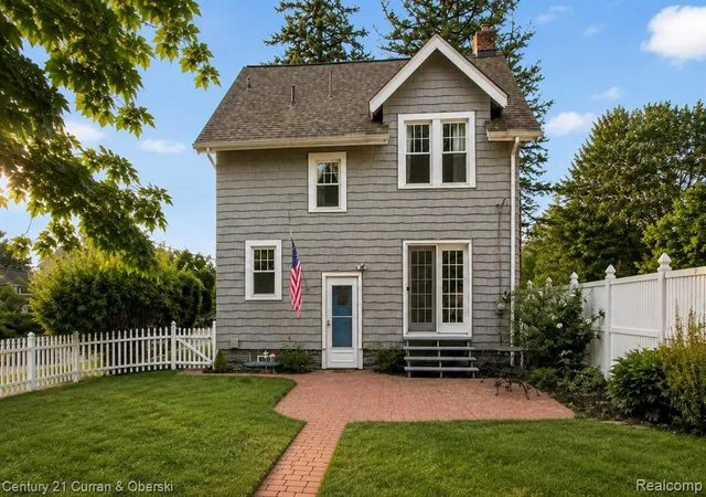 2nd image of 1118 Oxford Rd, Berkley, MI 48072 | MLS# 61022361