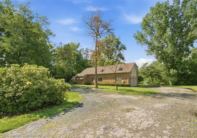 Homes for sale in Franklin, MI | 25310 Canterbury Rd, Franklin, MI 48025 | MLS# 61007099