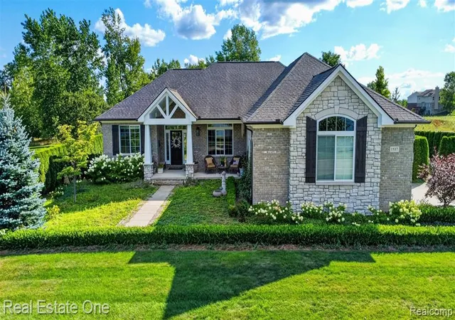 1st image of 1537 Glass Lake Cir, Oxford, MI 48371 | MLS# 61022527