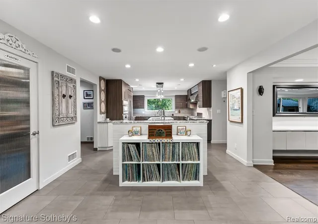 5th image of 28575 Danvers Ct, Farmington Hills, MI 48334 4243 | MLS# 61024439