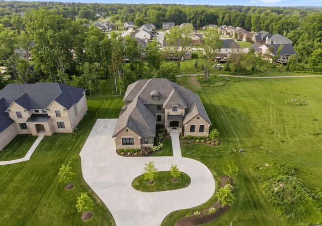 2nd image of 1055 Avon Rd, Rochester Hills, MI 48307 | MLS# 50206960