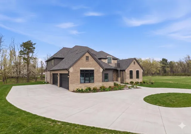 4th image of 1055 Avon Rd, Rochester Hills, MI 48307 | MLS# 50206960