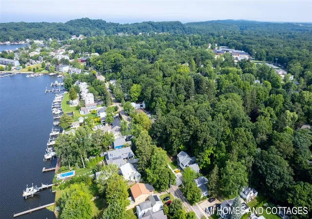 3rd image of 702 Lake St, Saugatuck, MI 49453 | MLS# 70519595