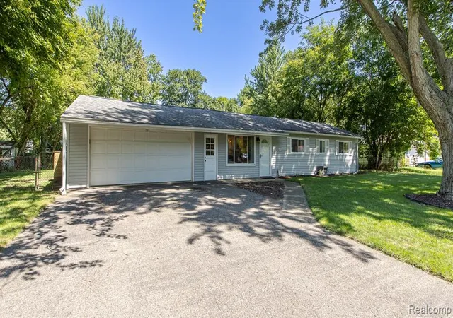 Photo 2 of Single family home for sale at 4600 Independence Dr, Clarkston, MI 48346 | MLS# 61025778 | Listing updated on 2026-09-12