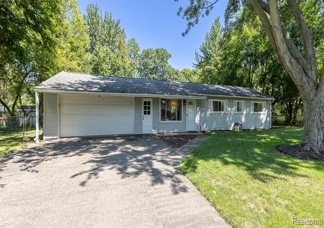 Photo 2 of Single family home for sale at 4600 Independence Dr, Clarkston, MI 48346 | MLS# 61025778 | Listing updated on 2026-09-12