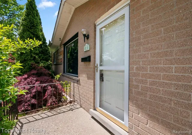 5th image of 29639 Malvina Dr, Warren, MI 48088 3765 | MLS# 60993985
