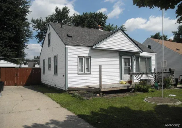 Single Family Residence at 24682 Annapolis St, Dearborn Heights, MI 48125 | MLS# 20521808 | | Sold on 2012-05-30