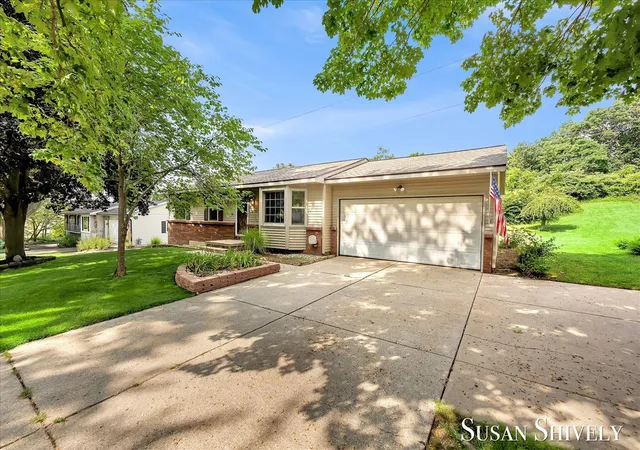 Photo 3 of Sale Pending at 2659 Bryanwood Dr, Grand Rapids, MI 49544 | MLS# 70551332 | Listing updated on 2026-08-14