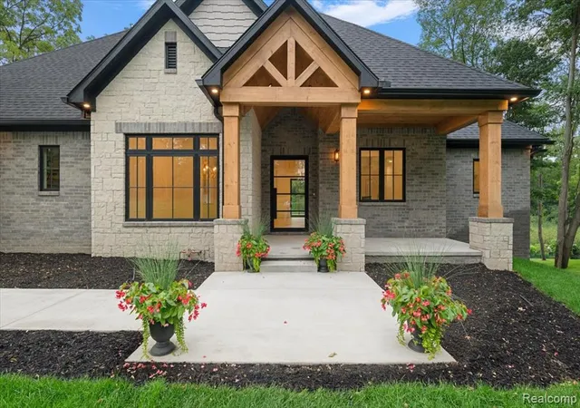 2nd image of 1059 Iroquois Trl, Oxford, MI 48371 | MLS# 61020109