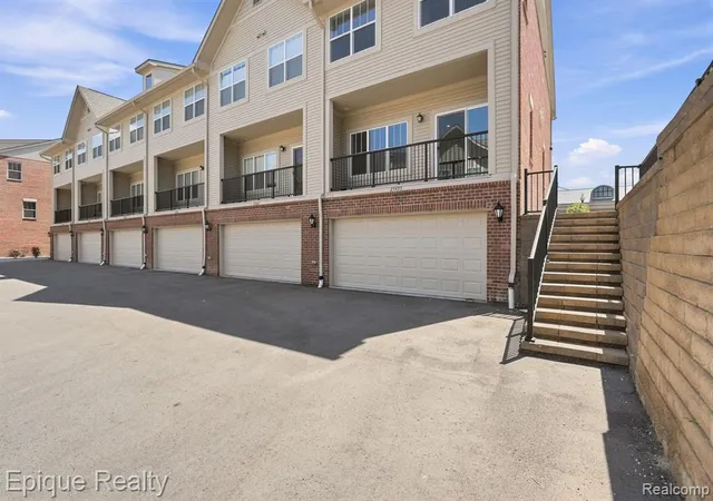 Homes for sale in Novi, MI | 25495 Grandview Lane, Novi, MI 48375 | Houzeo