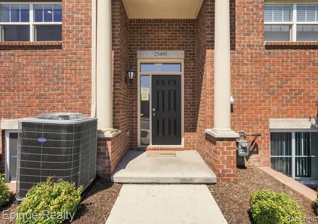 Homes for sale in Novi, MI | 25495 Grandview Ln, Novi, MI 48375
