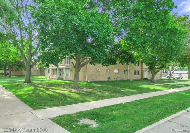 Listing Photo 5 - Condo for sale in building located at 26305 W 7 Mile Rd, Wayne, MI 48240 - Unit #101
