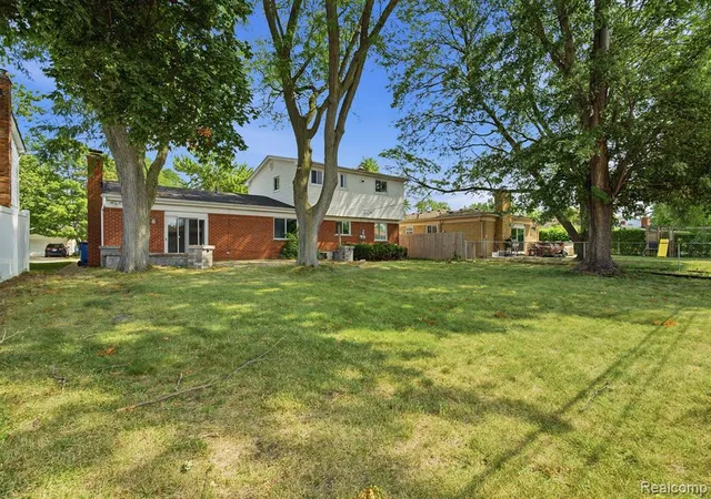 Photo 2 of Sale Pending at 11354 Meadowbrook Dr, Warren, MI 48093 2525 | MLS# 61023523 | Listing updated on 2026-08-27