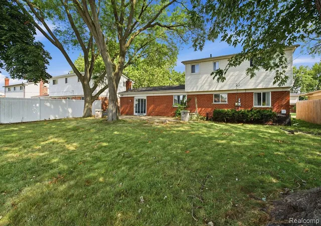 Photo 3 of Sale Pending at 11354 Meadowbrook Dr, Warren, MI 48093 2525 | MLS# 61023523 | Listing updated on 2026-08-27