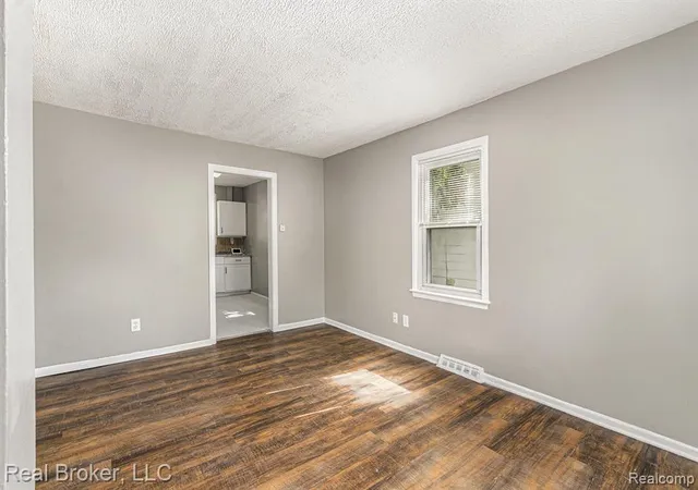 Homes for sale in Harper Woods, MI | 18565 Kenosha St, Harper Woods, MI 48225 | MLS# 60977055