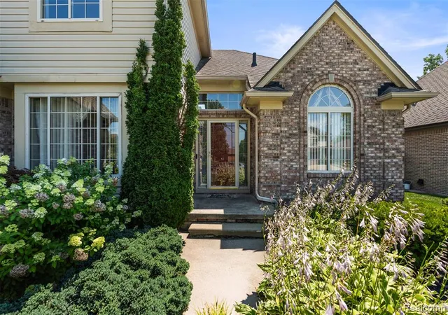 Photo 4 of Single family home for sale at 19550 Shorecrest Dr, Clinton Township, MI 48038 6901 | MLS# 61013317 | Listing updated on 2026-10-07