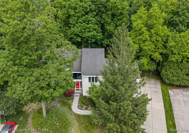 Photo 2 of Single Family Residence at 25626 Gina Ct, Novi, MI 48374 | MLS# 61001288 | | Sold on 2026-08-07