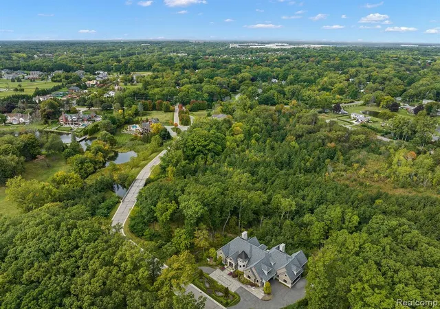 Homes for sale in Bloomfield Hills, MI | 155 Bridgeview Dr, Bloomfield Hills, MI 48304 | MLS# 60098901