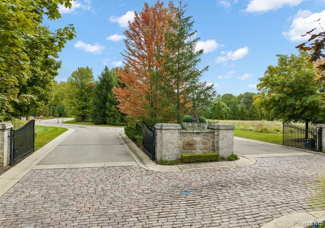 Homes for sale in Bloomfield Hills, MI | 155 Bridgeview Dr, Bloomfield Hills, MI 48304 | MLS# 60098901