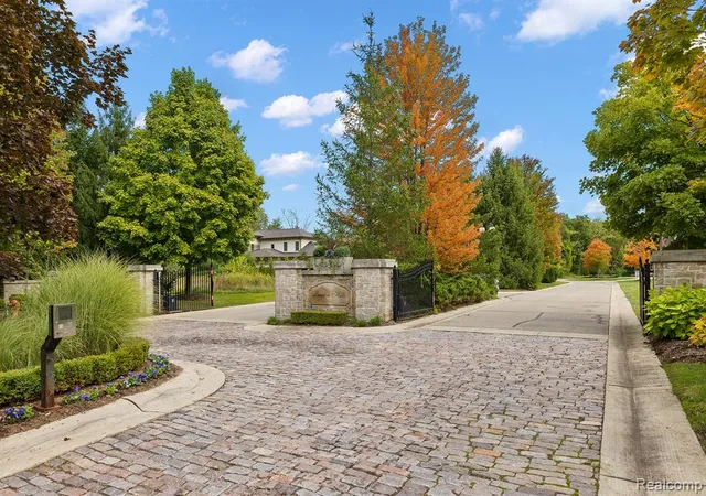 Homes for sale in Bloomfield Hills, MI | 155 Bridgeview Dr, Bloomfield Hills, MI 48304 | MLS# 60098901