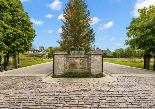 Homes for sale in Bloomfield Hills, MI | 155 Bridgeview Dr, Bloomfield Hills, MI 48304 | MLS# 60098901
