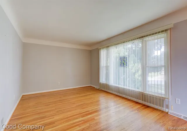 Photo 3 of Sale Pending at 12737 Commonwealth St, Southgate, MI 48195 1260 | MLS# 61023906 | Listing updated on 2026-09-17