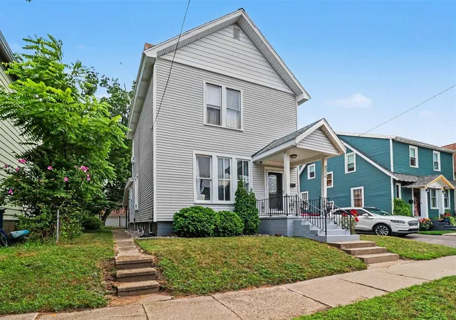 2nd image of 531 Fairview Ave, Manistee, MI 49660 | MLS# 70551569