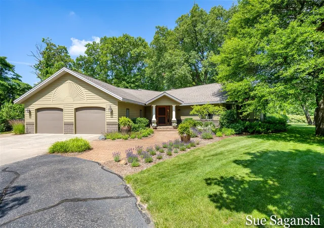 Homes for sale in Holland, MI | 6514 Creekwood Dr, Holland, MI 49423 | MLS# 70543807