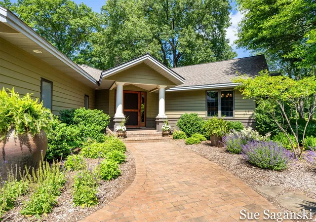 Homes for sale in Holland, MI | 6514 Creekwood Dr, Holland, MI 49423 | MLS# 70543807