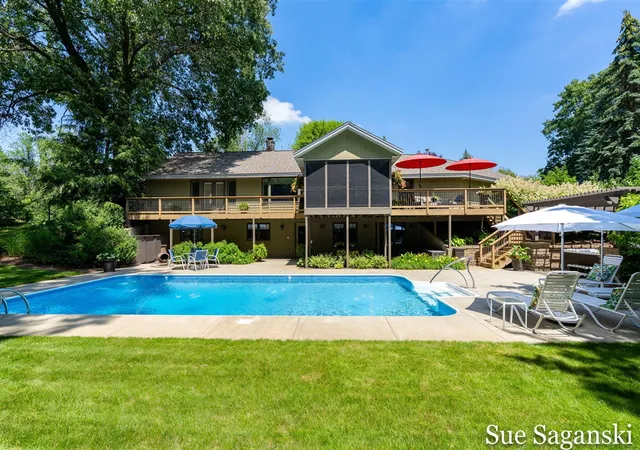 Homes for sale in Holland, MI | 6514 Creekwood Dr, Holland, MI 49423 | MLS# 70543807
