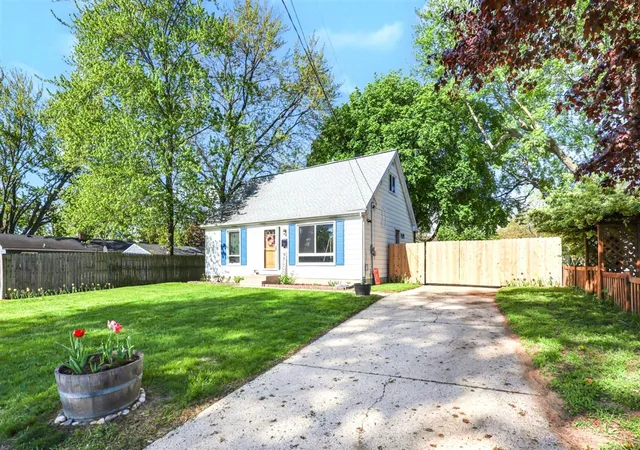 Photo 2 of Sale Pending at 3793 Parkland Ave, Wyoming, MI 49509 | MLS# 70529429 | Listing updated on 2026-05-18