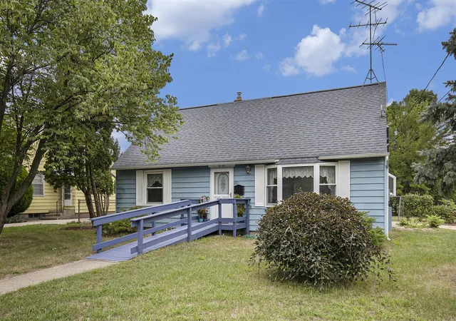 Photo 1 of Single family home for sale at 4190 Heron Ave, Wyoming, MI 49509 | MLS# 70488620 | Listing updated on 2025-11-26
