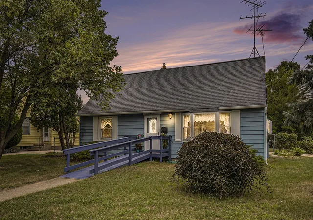 Photo 2 of Single family home for sale at 4190 Heron Ave, Wyoming, MI 49509 | MLS# 70488620 | Listing updated on 2025-11-26