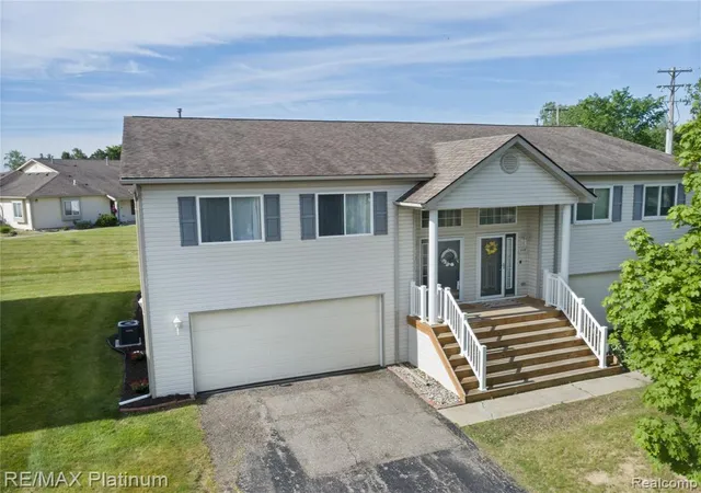 Homes for sale in Grand Blanc, MI | 1108 Lake Park Dr, Grand Blanc, MI 48439 | MLS# 61000785