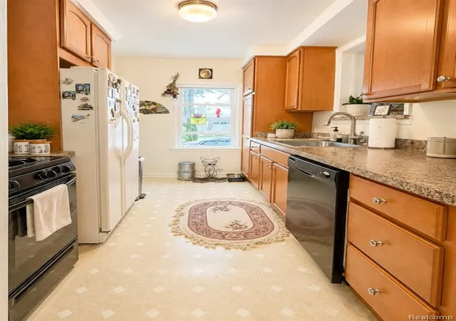 2nd image of 4260 Cooper Ave, Royal Oak, MI 48073 1508 | MLS# 61023629