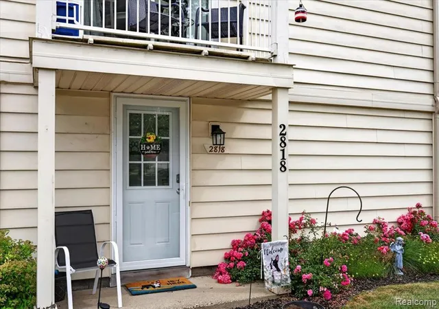 Listing Photo 1 - Condo for sale in building located at 2818 Willow Ct, Lake Orion, MI 48360 - Unit #